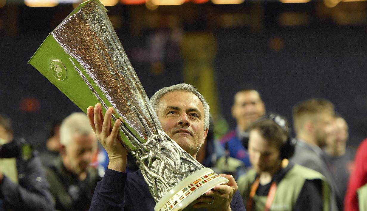 Jose Mourinho dan trofi gelar Piala Europa usai timnya mengalahkan Ajax Amsterdam di Friends Arena, Stockholm, Swedia,(24/5/2017). Musim ini Mourinho telah meraih tiga gelar untuk MU. (AP/Martin Meissner)