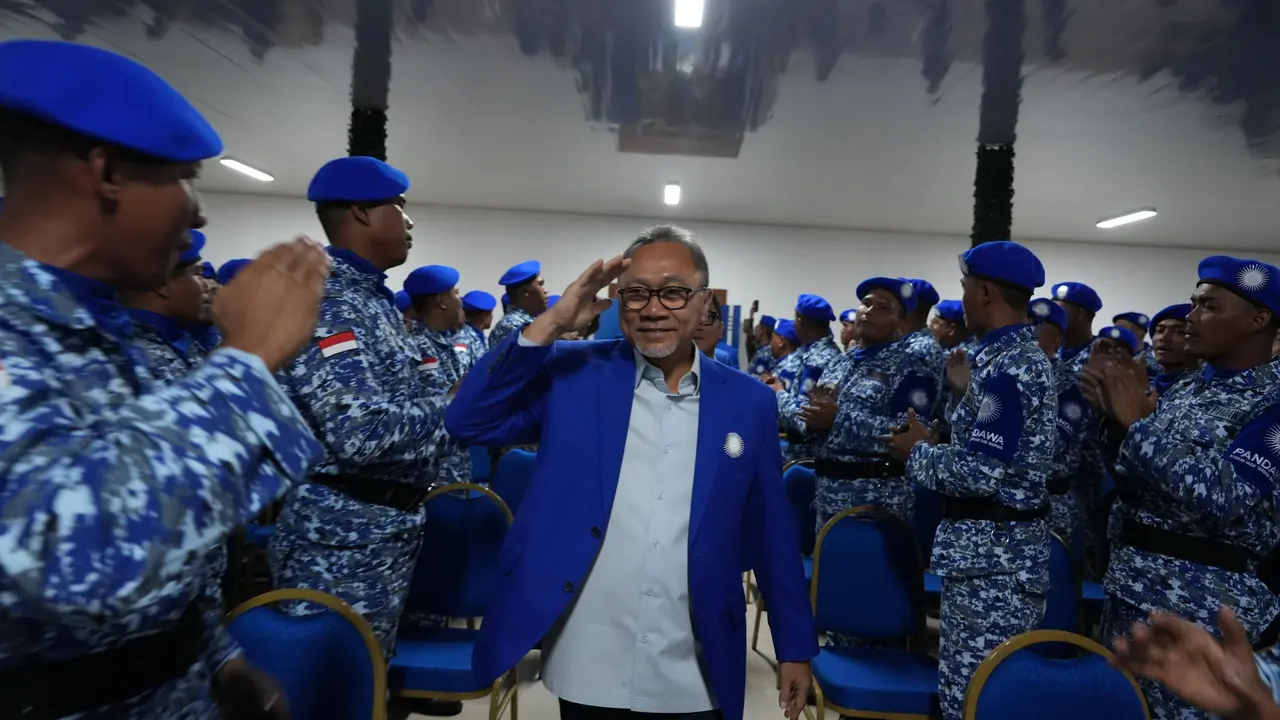 Ketua Umum PAN Zulkifli Hasan (Zulhas) usai melantik 500 peserta PANdawa Batch 1 di Bojongsari, Kota Depok, Jawa Barat (29/1/2025).