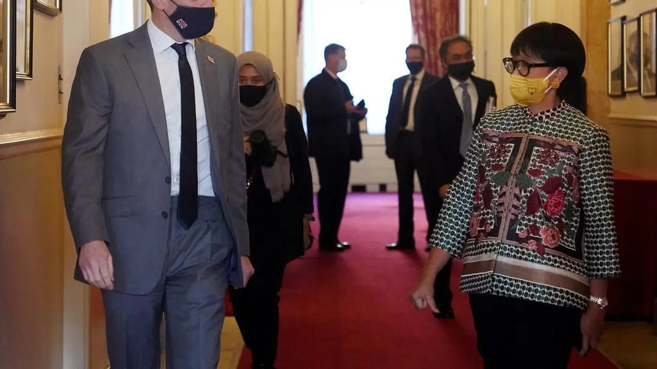 Menlu Inggris Dominic Raab (kiri) bersama dengan Menlu Retno Marsudi (kanan) dalam kunjungan Indonesia ke Inggris pada 14 Oktober 2020.