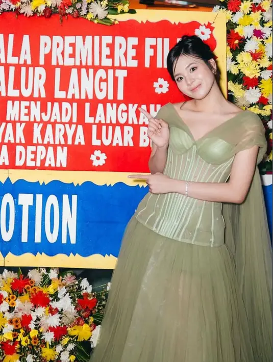 Melengkapi tampilannya hanya dengan aksesori anting simpel dan gelang silver membuat gaunnya menjadi on point pada tampilannya kali ini.  [@snap.nuel]