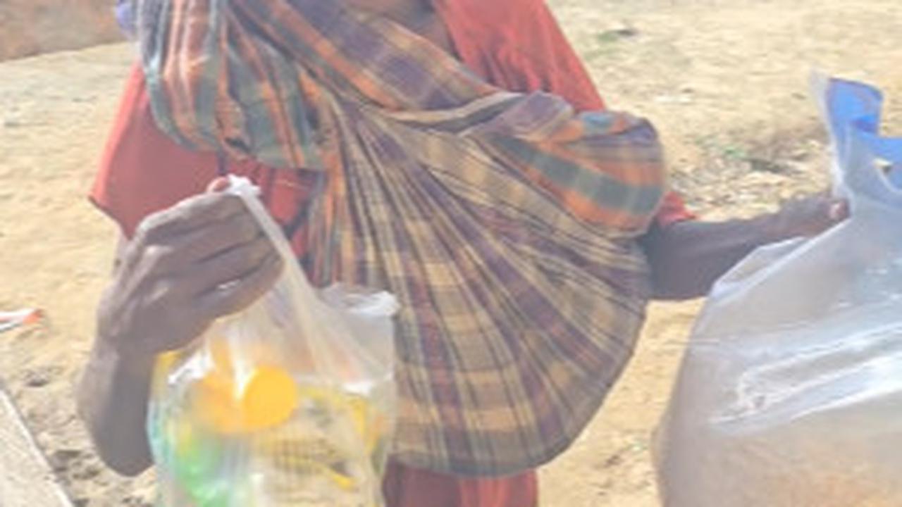 Potret Miris Mama Papua Sambil Gendong Bayi Bawa Daun Ubi Buat Ditukar dengan Garam
