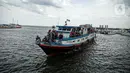 Kapal yang membawa wisatawan usai liburan Tahun Baru mendekati Pelabuhan Kali Adem, Jakarta, Minggu (2/1/2022). Wisatawan memadati Pelabuhan Kali Adem usai berlibur ke pulau-pulau kecil di utara Jakarta untuk merayakan Tahun Baru. (Liputan6.com/Faizal Fanani)