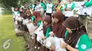 Para murid SDN Pamarican 2 Serang melakukan sebar sejuta ikan di danau Tasikardi, Serang Baten, Sabtu (28/5). Jurnalis Joran Indonesia (Jojoners) dan PT Hero Supermarket Tbk mengadakan gerakan kepedulian sosial dan lingkungan. (Liputan6.com/Angga Yuniar)