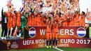 Tim Putri Belanda berhasil meraih trofi juara Piala Eropa Wanita 2017 setelah mengalahkan Denmark pada final di Fc Twente Stadium, Enschede, (6/8/2017). Belanda menang 4-1. (AFP/John Thys)