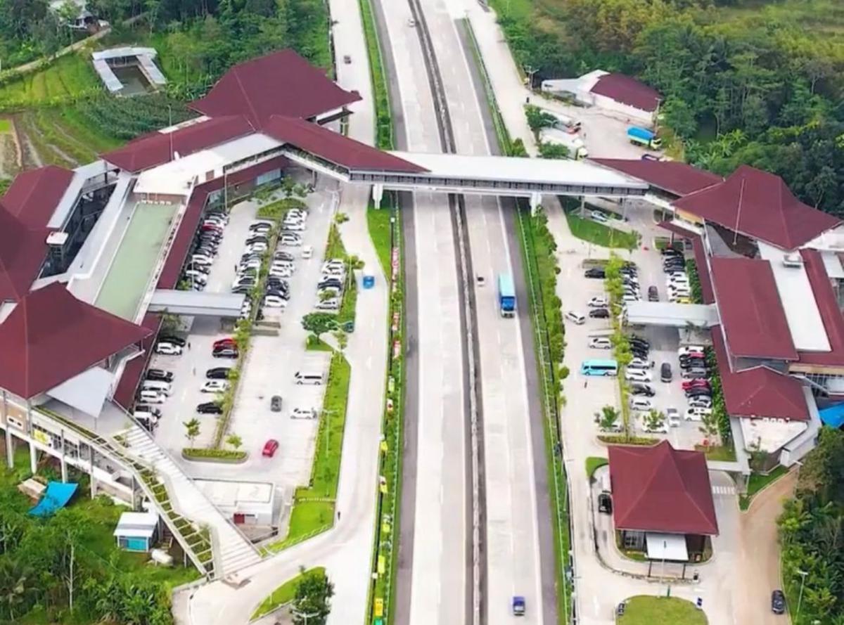 Rest Area Pendopo KM 456A-456B terletak di ruas Tol Semarang - Solo memiliki sky bridge