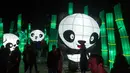 Orang-orang mengunjungi festival lampu dan figur Natal pada awal musim liburan di Paseo Santa Lucia, Monterrey, Meksiko pada 25 November 2018. Festival ini adalah salah satu festival terbesar di Amerika Latin. (Julio Cesar AGUILAR/AFP)