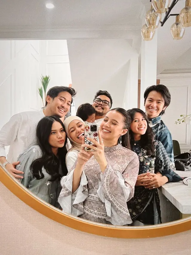 Gaya Kompak Duo Bumil Bestie Shenina Cinnamon dan Hanggini di Lebaran Hari Kedua, Kembaran Pakai Serba Biru