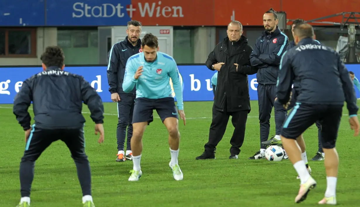 Pelatih Timnas Turki, Fatih Terim (jaket hitam), mengawasi Hakan Calhanoglu berlatih. (Bola.com/Reza Khomaini)