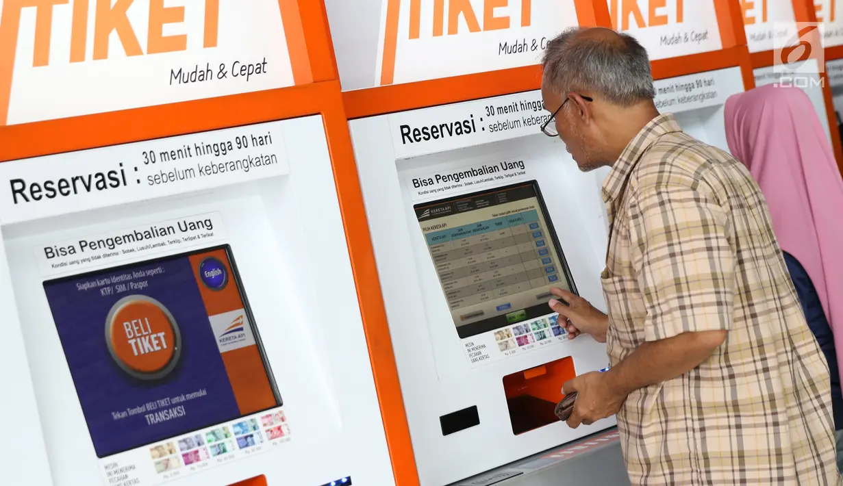 Calon penumpang melakukan reservasi melalui mesin tiket di Stasiun Pasar Senen, Jakarta, Jumat (21/12). Jelang libur panjang Natal 2018, calon penumpang kereta api dari Jakarta menuju kota-kota di Pulau Jawa meningkat. (Liputan6.com/Helmi Fithriansyah)