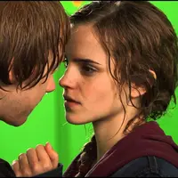 Emma Watson mengatakan bahwa cimannya dengan Rupert Grint di Harry Potter benar-benar canggung. Ia benar-benar tak tahu apa yang harus dilakukan. (YouTube)