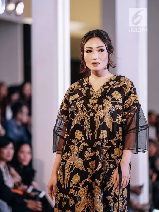 Artis Ayu Dewi mengenakan busana rancangan Iwan Tirta Private Collection x Mel Ahyar dalam acara Fashion Nation 2018, Jakarta, Rabu (18/4). Koleksi bertajuk 'Er-Lum' tersebut mengadaptasi heirloom yang berarti pusaka. (Liputan6.com/Faizal Fanani)
