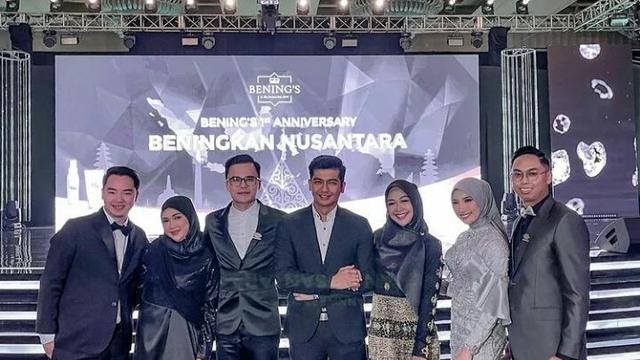 Jawab Kabar Kehamilan, Ini 6 Potret Ria Ricis dan Teuku Ryan Hadiri Acara Brand Kosmetik