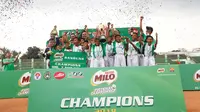 SDN Conggeang 1 Sumedang berhasil menjadi juara MILO Football Championship Bandung setelah mengalahkan SDN Cimahi Mandiri 1 dengan skor 1-0 di Stadion Siliwangi Bandung, Minggu (15/4/2018). (Bola.com/Erwin Snaz)