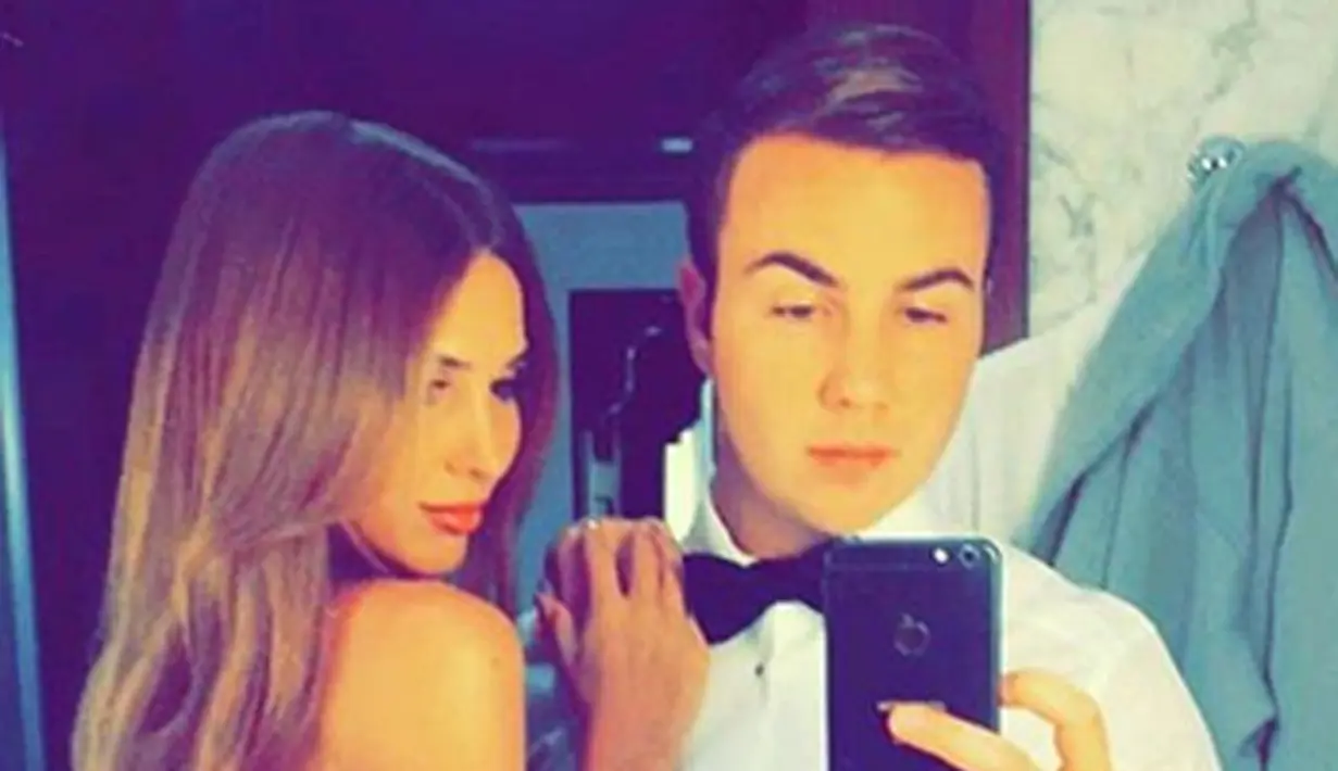 Mario Goetze dan kekasihnya Ann-Kathrin Brommel bersiap sebelum merayakan malam tahun baru. (Instagram/Annkathrin_vida)