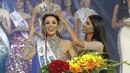 Ekspresi Thalia Olvino dari Delta Amacuro saat menerima mahkota Miss Venezuela 2019 di Caracas, Venezuela (1/8/2019). Wanita 19 tahun akan mewakili Venezuela  untuk Miss Universe tahun ini. (AP Photo/Ariana Cubillos)