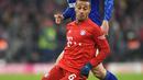 Gelandang Bayern Munchen, Thiago Alcantara mengontrol bola dari kawalan pemain Schalke, Michael Gregoritsch pada pertandingan Liga Jerman di Munich pada 25 Januari 2020. Thiago akan memakai nomor punggung 6 di Liverpool. (AFP/Christof Stache)