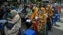 Warga menunggu giliran untuk menerima dosis vaksin booster COVID-19 Pfizer di Surabaya, Jawa Timur, Kamis (13/1/2022). (JUNI KRISWANTO/AFP)