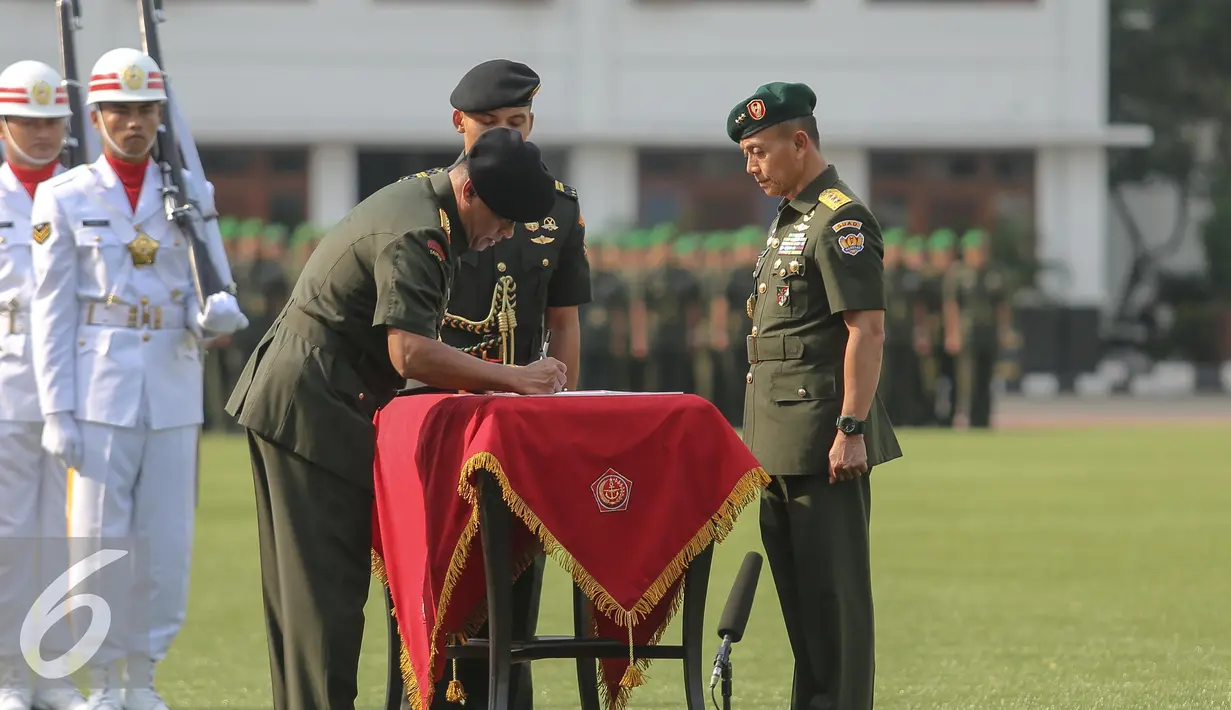 Panglima TNI Jenderal Gatot Nurmantyo menandatangani surat serah terima jabatan Kepala Staf TNI AD dari Jenderal TNI Gatot Nurmantyo kepada Letnan Jenderal TNI Mulyono di Markas Besar Angkatan Darat, Jakarta, Rabu (15/7/2015). (Liputan6.com/Faizal Fanani)