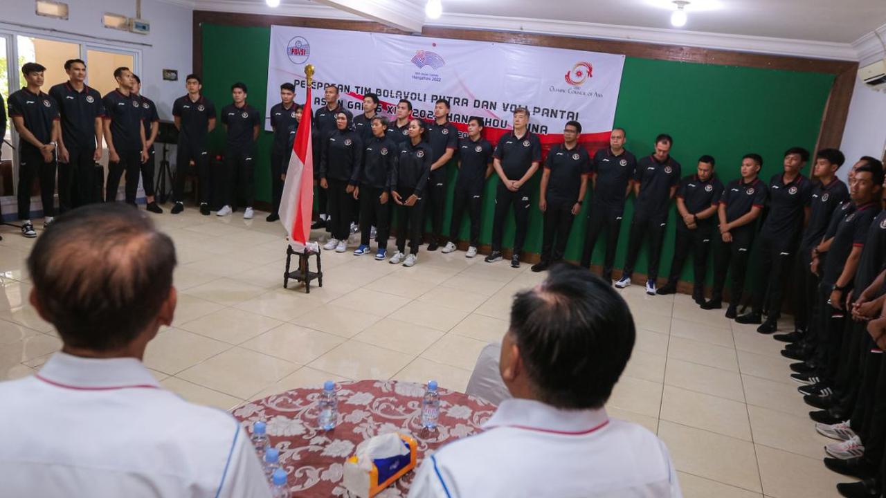 Suasana pelepasan Timnas Bola Voli Indonesia untuk Asian Games 2023 Hangzhou saat seluruh pemain dan pelatih Timnas Bola Voli Indonesia menyanyikan mars PBVSI di Padepokan Voli Jenderal Kunarto, Sentul, Bogor, Kamis (14/09/2023).