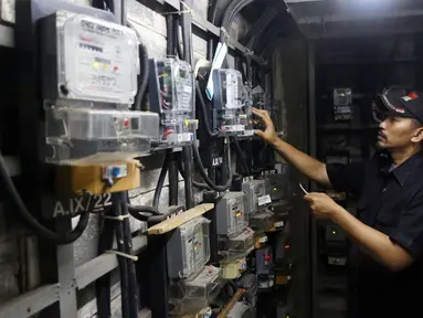 Warga melakukan pengisian listrik di rumah susun kawasan Jakarta, Selasa (30/11/2021). Kementerian ESDM bersama Banggar DPR RI berencana menerapkan kembali tariff adjustment (tarif penyesuaian) bagi 13 golongan pelanggan listrik PT PLN (Persero) non subsidi tahun 2022. (Liputan6 com/Angga Yuniar)