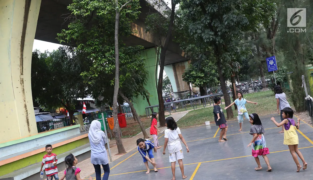 Anak-anak bermain di sekitar RPTRA Kebon Sirih, Jakarta, Jumat (4/8). Untuk mewujudkan kota ramah anak, Pemprov DKI Jakarta menargetkan adanya ruang publik terpadu ramah anak (RPTRA) di setiap RW se-DKI Jakarta. (Liputan6.com/Immanuel Antonius)