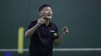 Pelatih tunggal putra Indonesia, Hendry Saputra, memberikan instruksi saat latihan di Pelatnas PBSI Cipayung, Jakarta, Selasa (9/7). Latihan ini persiapan jelang Indonesia Open 2019. (Bola.com/Vitalis Yogi Trisna)