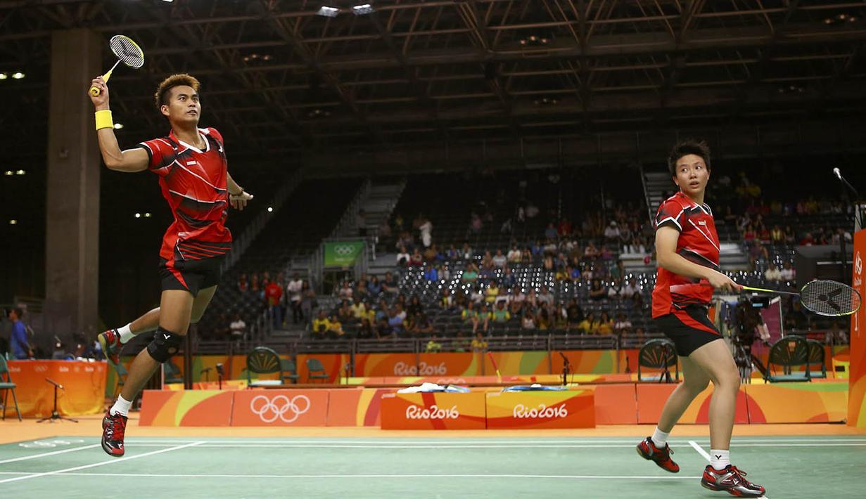 Sejak awal laga Tontowi Ahmad/Liliyana Natsir bermain baik sehingga membuat pasangan nomor satu dunia asal China itu kesulitan mengembangkan permainan. (Reuters/Jeremy Lee)