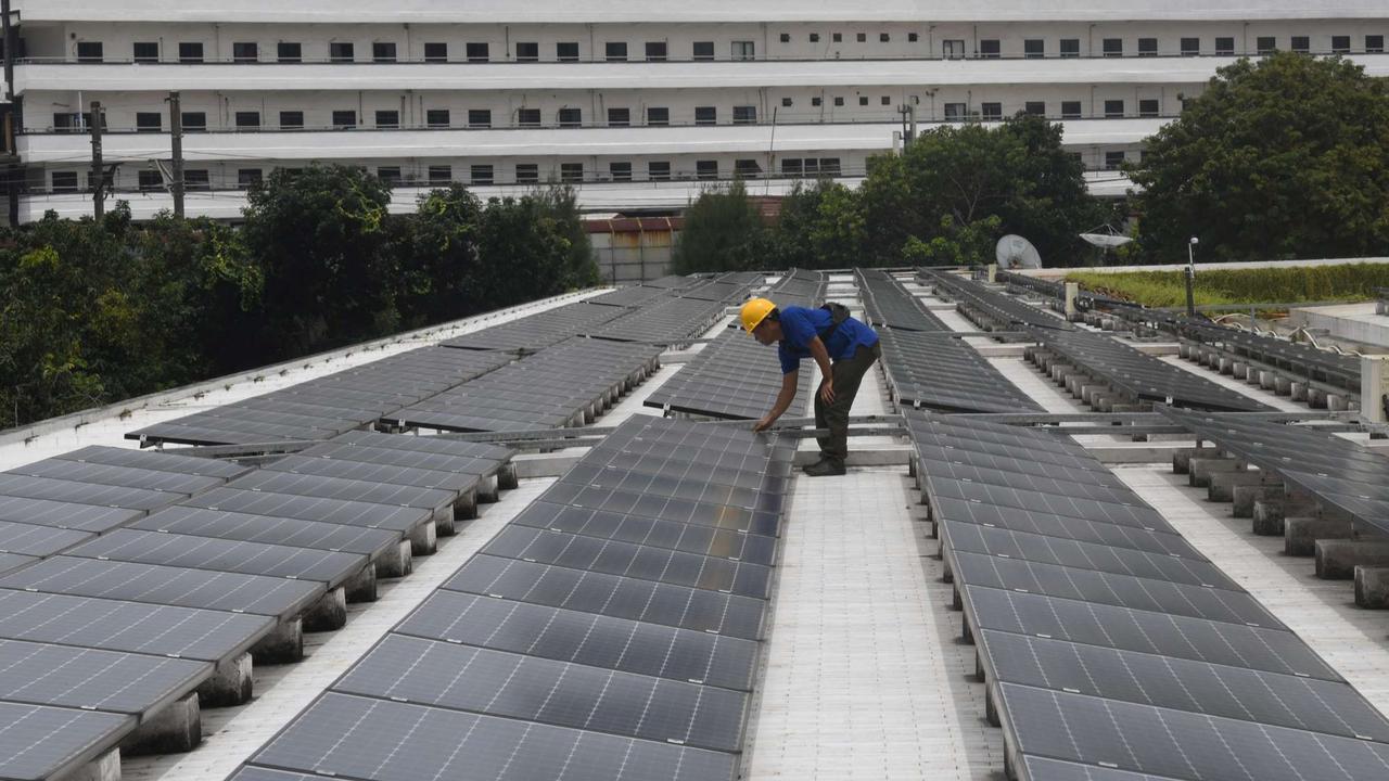 PLTS Atap di Masjid Istiqlal