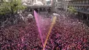 Umat Hindu bersorak saat bubuk berwarna dan air disemprotkan selama perayaan Festival Holi di kuil Kalupur Swaminarayan di Ahmedabad, India (18/3/2022).  Holi, festival warna Hindu, juga menandai datangnya musim semi. (AP Photo/Ajit Solanki)