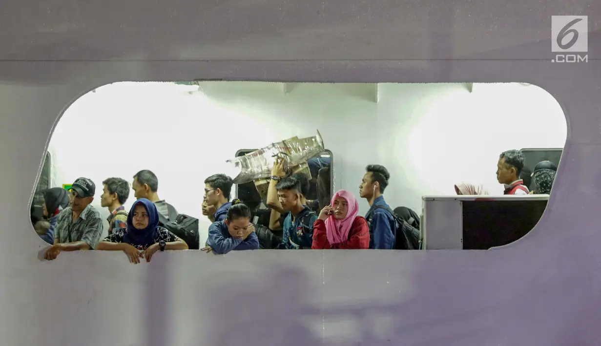 Pemudik saat berada kapal penyebrangan menuju pelabuhan Bakauheni di Dermaga 1 Pelabuhan Penyebrangan Merak, Banten, Sabtu (1/6/2019). Hingga Sabtu (1/6) pukul 08.00 WIB, tercatat 400.309 orang menyebrang dari pelabuhan Merak menuju Bakauheni. (Liputan6.com/Helmi Fithriansyah)