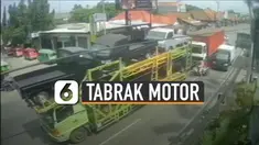 Pengemudi truk tidak melihat keberadaan pemotor yang berada di titik tak terlihat atau area blind spot.