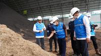Senior Manager Komunikasi dan Umum PLN UID Jakarta Raya, Haris Andika memeriksa sampah biomassa yang dikirim dari PLN UID Jakarta Raya di coal yard PLTU Lontar. (Dok PLN Disjaya)