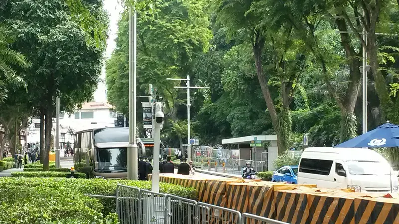 Suasana pengamanan ketat di sekitar hotel St. Regis, yang menjadi lokasi menginap Kim Jong-un selama di Singapura (Liputan6.com/Rizki Akbar Hassan)