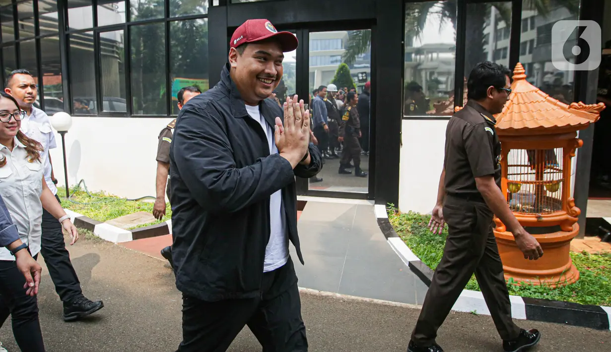 Menteri Pemuda dan Olahraga Dito Ariotedjo tersenyum saat tiba di Gedung Kejagung RI, Jakarta, Senin (3/7/2023). (Liputan6.com/Faizal Fanani)