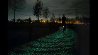 Keren! Jalur Sepeda Glow in The Dark