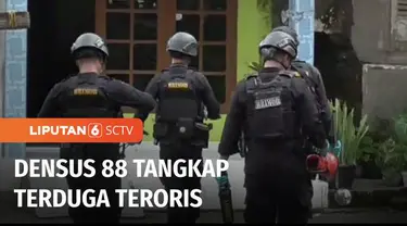 Tim Densus 88 Anti Teror Polri menggerebek rumah terduga teroris di Sleman, DIY, Minggu (22/01) siang. Dalam penggerebekan Tim Densus 88 juga meledakkan barang bukti.