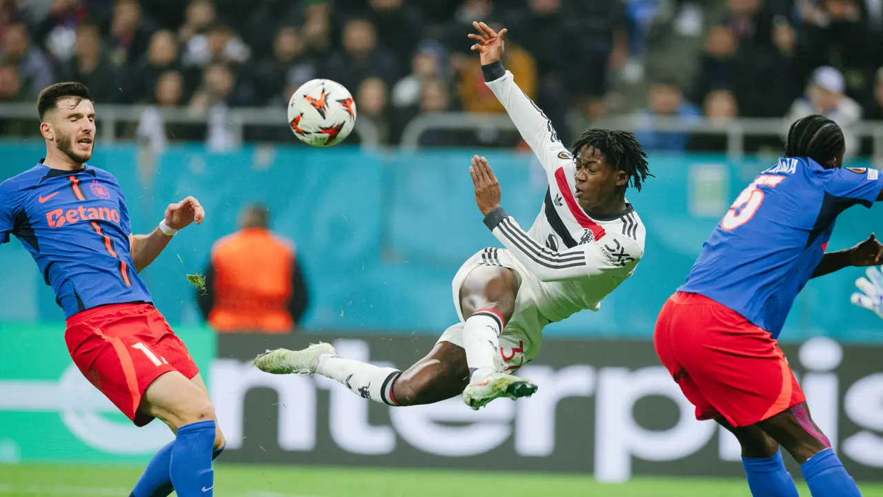Foto: Kobbie Mainoo Bayar Tunai Kepercayaan Amorim, Manchester United Gulung FCSB di Liga Europa