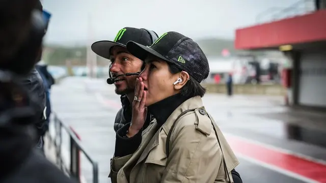 6 Potret Nikita Mirzani dan John Hopkins, Mantan Pembalap MotoGP yang Diduga Pacar Barunya