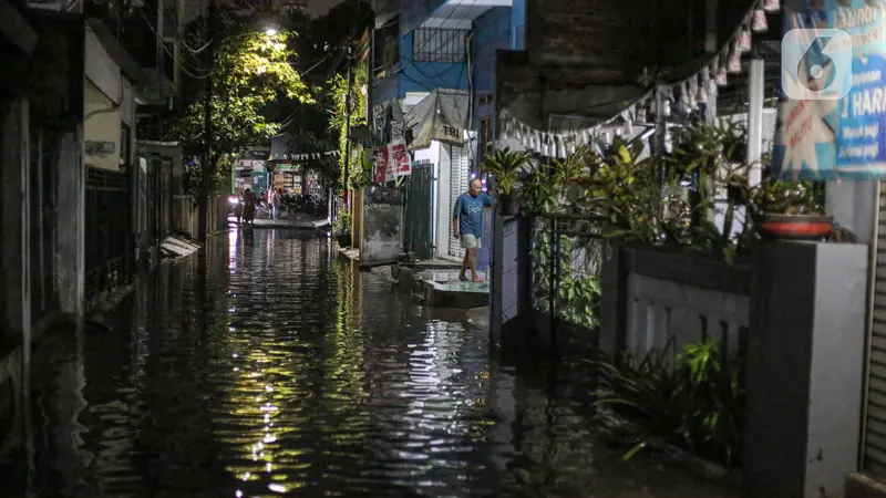 Diguyur Hujan Lebat, 4 RT di Jakarta Terendam Banjir hingga 50 Cm