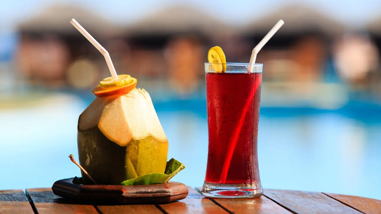 Buka Puasa, Lebih Sehat Minum Air Kelapa atau Teh Manis? (NadyaEugene/Shutterstock)