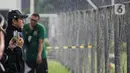 Pelatih Shin Tae-yong memantau kondisi lapangan saat sesi latihan Timnas Indonesia menjelang laga leg pertama kontra Vietnam pada semifinal Piala AFF 2022, di Lapangan A Kompleks Gelora Bung Karno, Jakarta, Rabu (4/1/2023). Timnas Indonesia sulit berlatih karena hujan deras yang menyebabkan Lapangan A SUGBK banjir dan banyak genangan. (Liputan6.com/Faizal Fanani)