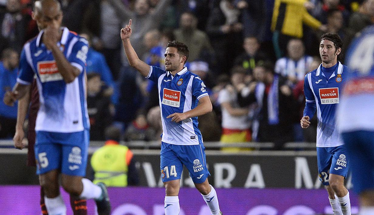 Pemain Espanyol, Oscar Melendo (tengah) merayakan golnya ke gawang Barcelona pada laga Cpa Del Rey di RCDE Stadium, Cornella de Llobregat, (17/1/2018). Barcelona kalah 0-1. (AFP/Josep Lago)