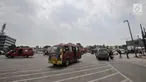 Suasana lalu lintas di persimpangan Terminal Pulo Gadung, Jakarta, Rabu (5/9). Tiadanya jembatan penyeberangan orang (JPO) dan lampu merah mengancam keselamatan pejalan kaki dan pengendara. (Merdeka.com/Iqbal Nugroho)