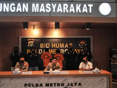 Kabid Humas Polda Metro Jaya Kombes Pol Endra Zulpan (tengah) didampingi Kapolres Metro Bekasi Kombes Pol Hendra Gunawan (kiri) memberikan keterangan saat rilis kasus mutilasi Bekasi di Mapolda Metro Jaya, Jakarta, Minggu (28/11/2021). (merdeka.com/Iqbal S Nugroho)