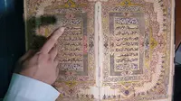 Tulisan arab menggunakan tinta emas terukir di kitab suci Alquran peninggalan Kesultanan Palembang Darussalam (Liputan6.com / Nefri Inge)