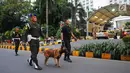 Petugas keamanan mengerahkan anjing pelacak saat mengamankan lokasi debat keempat Pilpres 2019 di Hotel Shangri-La, Jakarta, Sabtu (30/3). Penjagaan dilakukan oleh polisi dan tentara. (Liputan6.com/Angga Yuniar)