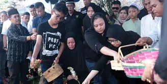 Komedian Eko DJ telah hembuskan nafas terakhir pada Senin (27/3/2017) malam di kediamannya. Dan pada Selasa (28/3/2017) siang hari, jenazah dimakamkan di TPU Pondok Kelapa, Jakarta Timur. (Deki Prayoga/Bintang.com)