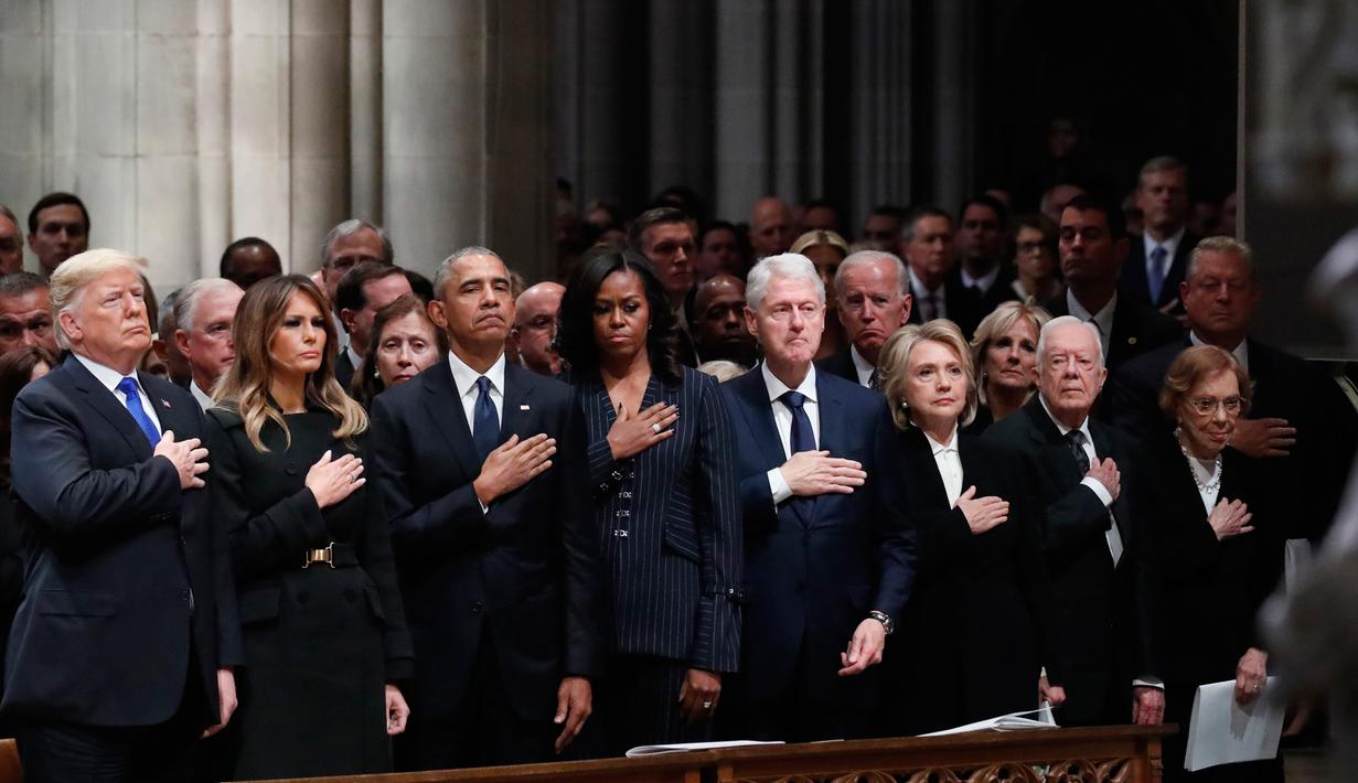 Presiden AS Donald Trump bersama mantan presiden Barack Obama, mantan presiden Bill Clinton dan mantan presiden Jimmy Carter menghadiri prosesi pemakaman kenegaraan George HW Bush di Katedral Nasional Washington, Rabu (5/12). (AP/Alex Brandon, Pool)
