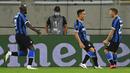 Striker Inter Milan, Lautaro Martinez, melakukan selebrasi usai mencetak gol ke gawang Shakhtar Donetsk pada laga semifinal Liga Europa di Merkur Spiel-Arena, Selasa (18/8/2020). Inter Milan menang dengan skor 5-0. (Federico Gambarini/dpa via AP)