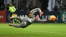 Kiper AC Milan Gianluigi Donnarumma melompat dan berhasil menyelamatkan gawang saat melawan Sampdoria dalam pertandingan Liga Italia Serie A di stadion San Siro di Milan pada 28 November 2015. (AFP Photo/Olivier Morin)